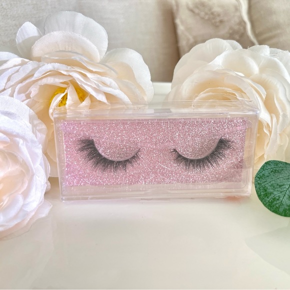 🖤 False eyelashes (one set) NWOT - Picture 1 of 2